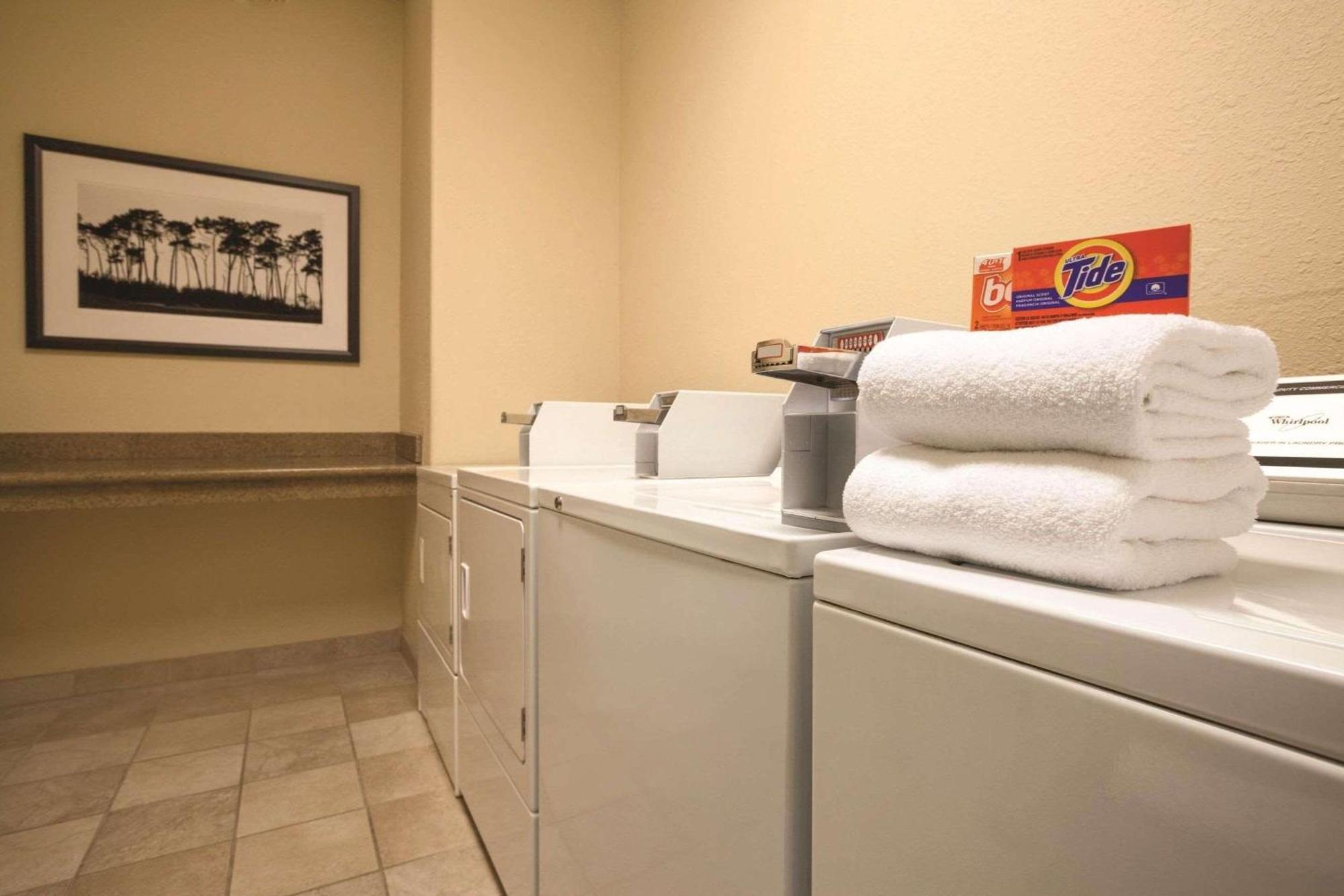 Country Inn & Suites By Radisson, Mason City, Ia מראה חיצוני תמונה